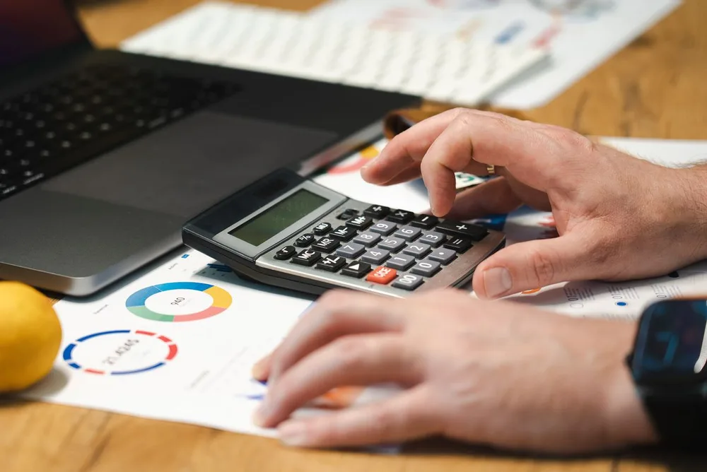 Análisis de cifras y gráficos financieros con una calculadora